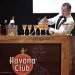 Un bartender prepara tragos durante la final del Campeonato Mundial de Coctelería celebrado en Cuba en 2022. Foto: Ernesto Mastrascusa / EFE / Archivo.