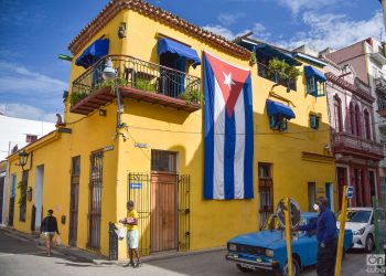 Bandera cubana cuelga de una casa antigua en La Habana Vieja, Cuba moskovich foto: kaloian