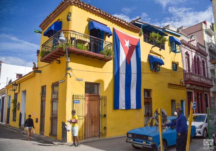 Bandera cubana cuelga de una casa antigua en La Habana Vieja, Cuba moskovich foto: kaloian