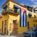 Bandera cubana cuelga de una casa antigua en La Habana Vieja, Cuba moskovich foto: kaloian