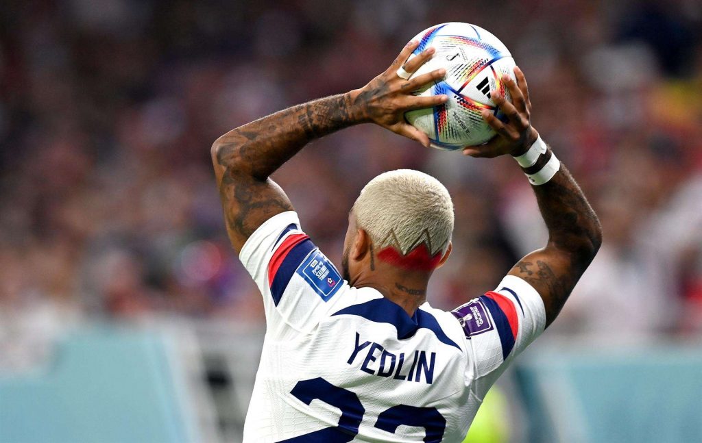 DeAndre Yedlin EEUU dispara durante el partido con Gales en el estadio Ahmad bin Ali, Doha, Qatar, 21 noviembre 2022 EFE EPA Neil Hall