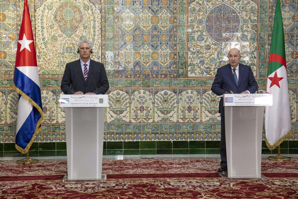 Fotografía cedida por la Presidencia de Cuba del presidente de Cuba, Miguel Diaz-Canel (i), durante una rueda de prensa en su visita a Argelia junto al presidente de ese país, Abdelmadjid Tebboune (d). El presidente de Cuba, Miguel Díaz-Canel, agradeció la "cálida bienvenida" que le propició el primer ministro de Argelia, Aïmene Benabderrahmane, en la reunión que ambos mantuvieron en el inicio de su visita oficial al país africano. EFE/ Alejandro Azcuy /Presidencia de Cuba/ SOLO USO EDITORIAL/ 