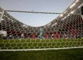 El portero Hossein Hosseini de Irán mientras Inglaterra marca su primer gol hoy en el Estadio Internacional Khalifa en Doha, Qatar. Foto: EFE/EPA/Ronald Wittek.