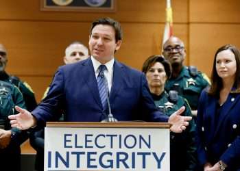 El gobernador de Florida, Ron DeSantis, habla en una rueda de prensa en el tribunal del condado Broward, el 18 de agosto de 2022, en Fort Lauderdale, Florida. Foto: MSNBC.