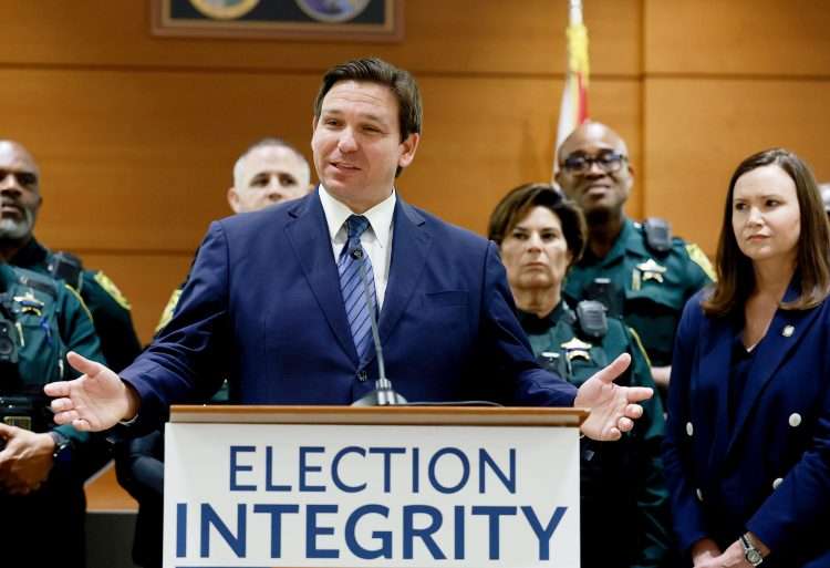 El gobernador de Florida, Ron DeSantis, habla en una rueda de prensa en el tribunal del condado Broward, el 18 de agosto de 2022, en Fort Lauderdale, Florida. Foto: MSNBC.