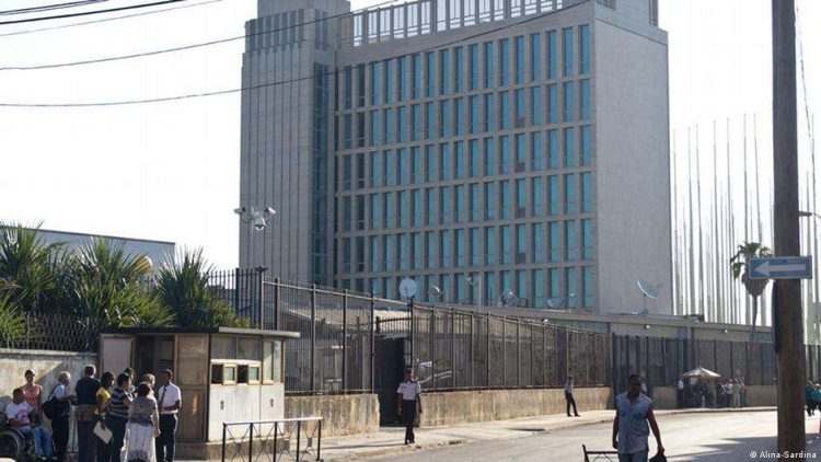 La administración Biden anunció que el procesamiento de visas se reanudaría en enero en la embajada habanera. Foto: Alina Sardina/ DW.