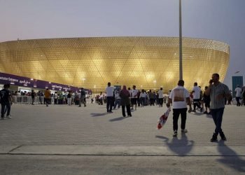 DOHA, 18/11/2022.- Los estadios del mundial de Qatar 2022 han sido la piedra angular de un proyecto faraónico que ha contado con los mejores arquitectos del mundo para reflejar el diseño vanguardista y aspectos de la cultura o la tradición del país, en una obra no exenta de polémica por las condiciones extremas de miles de trabajadores migrantes. En la imagen, el estadio Lusail, con capacidad para 80.000 espectadores, su diseño recuerda a los cuencos tradicionales árabes hechos a mano y sus luces consiguen un efecto de vida en el exterior.EFE/ Alberto Estevez