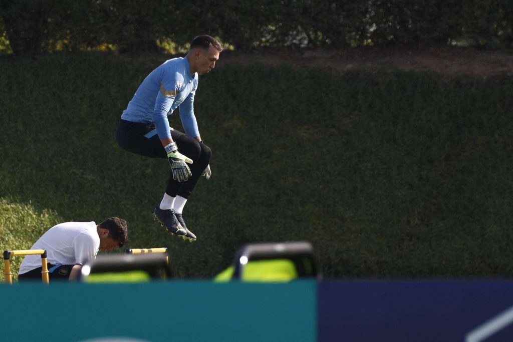 25/11/2022.- El portero Fernando Muslera durante el entrenamiento de la selección uruguaya celebrado en las instalaciones de Al Erssal en Doha este viernes para preparar su partido contra Portugal correspondiente a la segunda jornada de la fase de grupos del Mundial de Qatar el próximo lunes. EFE/ Rodrigo Jiménez