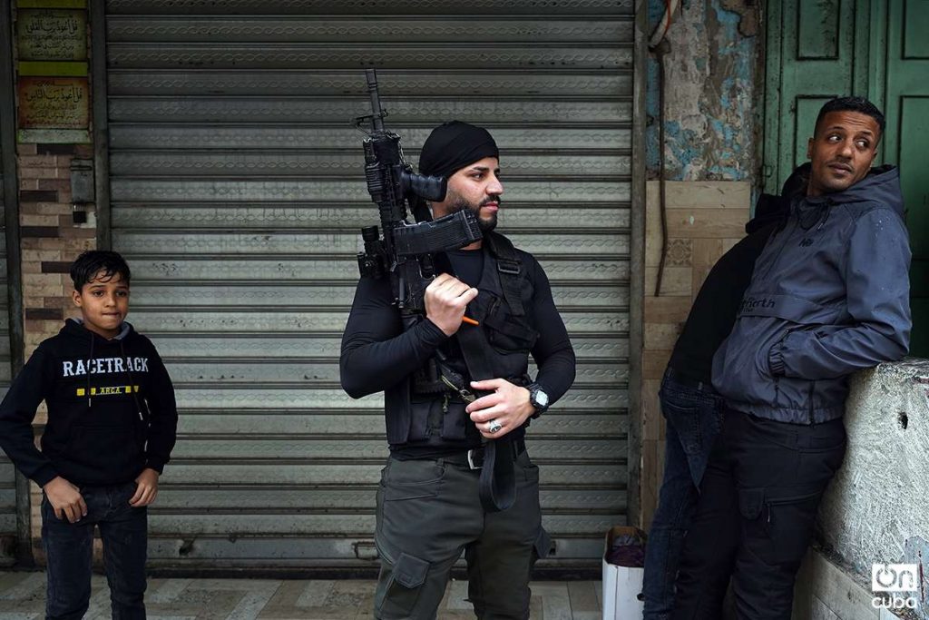 Se dejan fotografiar y algunos hasta posan mostrando orgullosos sus armas. Foto: Alejandro Ernesto.