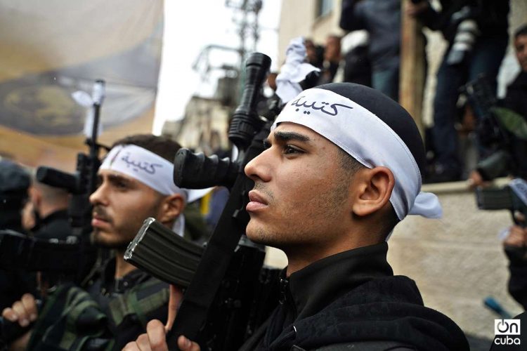 Milicianos de Balata Cisjordania en funeral de compañero, jóvenes palestinos armados de perfil M-16 Foto Alejandro Ernesto