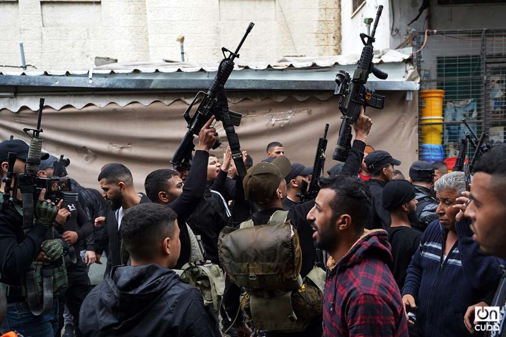 Milicianos de la Brigada Balata disparan al aire en funeral de miliciano en Nablus Cisjordania. Foto: Alejandro Ernesto.