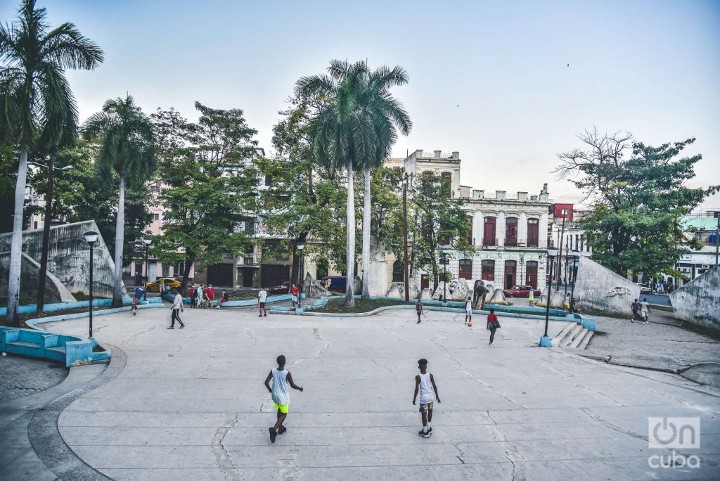 El parque de Los Mártires, en La Habana, es invadido todas las tardes por grupos de niños jugando al fútbol.
