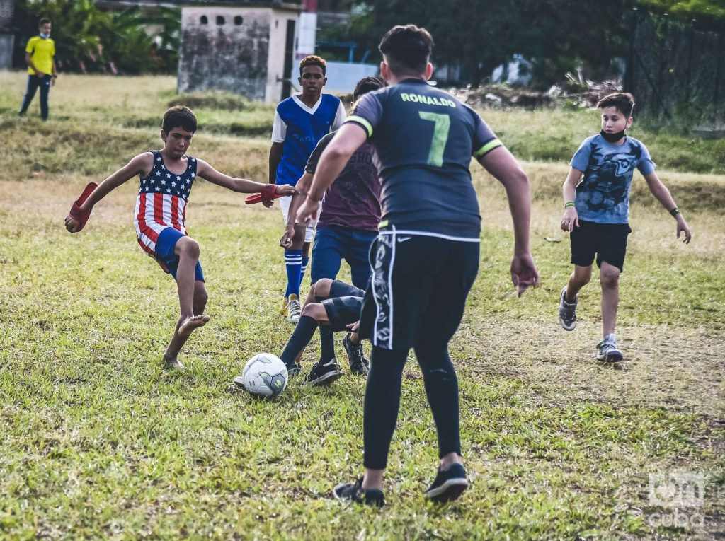 Se disputa la pelota en un campo de fútbol en Holguín.
