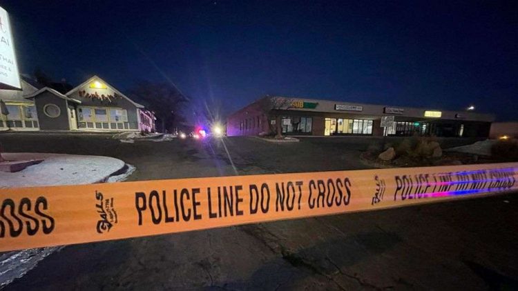 Las autoridades acordonaron desde tempano el lugar del tiroteo a un bar gay en Colorado Springs. Foto: ABC.