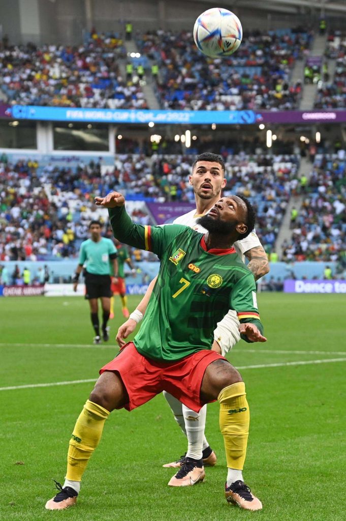 Georges-Kevin Nkoudou (al frente) de Camerún en el tope frente a Serbia en el Al Janoub Stadium, Al Wakrah, Qatar, 28 de noviembre de 2022. Foto: EFE/EPA/Neil Hall.
