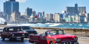 Autos circulan por el Malecón de La Habana, mar, ciudad Cuba. Foto: Kaloian.