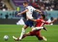 Harry Kane y Morteza Pouraliganji en el Estadio Internacional Khalifa, Doha, Qatar, 21 de noviembre de 2022. Foto: EFE/EPA/Neil Hall.