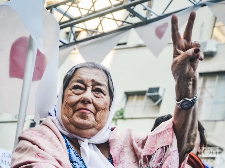 Hebe de Bonafini saluda con la mano en alto y el signo de la victoria en Buenos Aires Argentina en una marcha de 24 de marzo: Día Nacional de la Memoria por la Verdad y la Justicia. Foto: Kaloian Santos