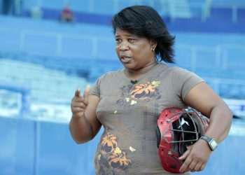 Yanet Moreno liderará un grupo arbitral compuesto totalmente por mujeres en la inauguración de la 62 Serie Nacional de Béisbol. Foto: EFE.