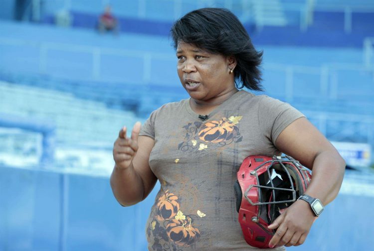 Yanet Moreno liderará un grupo arbitral compuesto totalmente por mujeres en la inauguración de la 62 Serie Nacional de Béisbol. Foto: EFE.