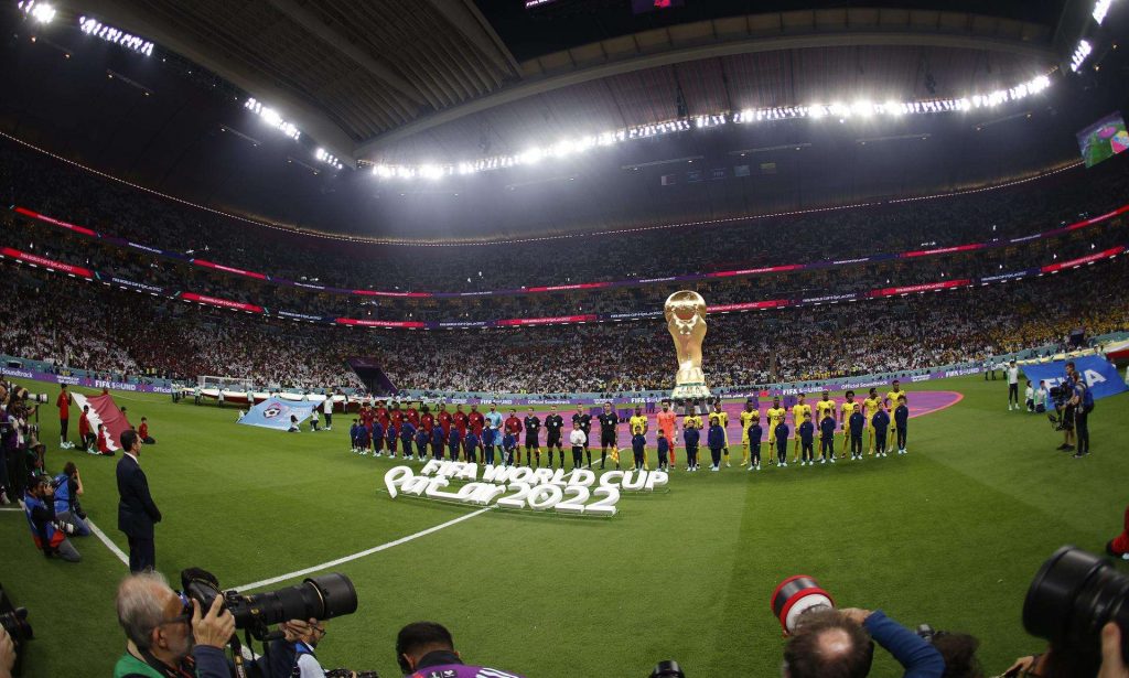 Jugadores de Catar y de Ecuador forman hoy, previo a un partido de la fase de grupos del Mundial de Fútbol 2022 entre Catar y Ecuador en el estadio Al Bait en Al Khor (Catar). EFE Rodrigo Jiménez
