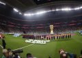 Jugadores de Catar y de Ecuador forman hoy, previo a un partido de la fase de grupos del Mundial de Fútbol 2022 entre Catar y Ecuador en el estadio Al Bait en Al Khor (Catar). EFE Rodrigo Jiménez