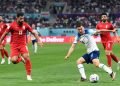 Mason Mount (2-D) de Inglaterra durante tope con Irán en el Estadio Internacional Khalifa, Doha, Qatar, 21 noviembre de 2022. Foto: EFE/EPA/Neil Hall.