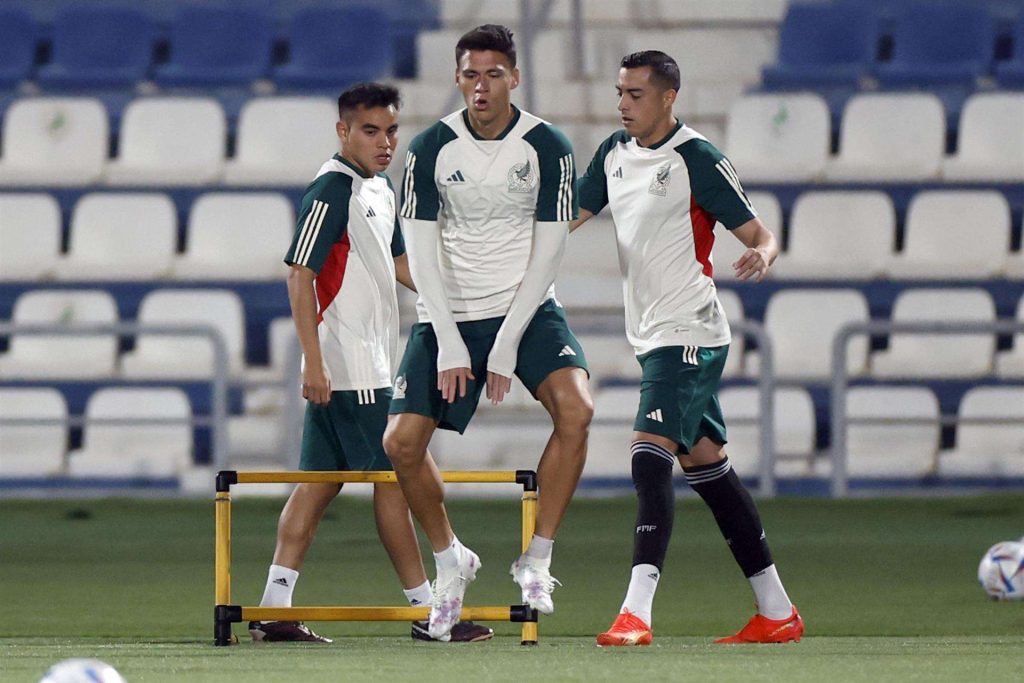 Los jugadores de la selección de México Carlos Rodriguez (i), Héctor Moreno (c) y Rogelio Funes Mori (d) participan en el entrenamiento de este lunes en el Estadio Al-Bayt de Yor (Catar), en la víspera del encuentro ante Polonia, perteneciente al grupo C del Mundial de Qatar 2022. EFE/ Alberto Estévez