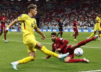 Mohammed Waad (abajo) de Catar disputa un balón con Jeremy Sarmiento de Ecuador hoy, en un partido de la fase de grupos del Mundial de Fútbol 2022 entre Catar y Ecuador en el estadio Al Bait en Al Khor (Catar). EFE Rodrigo Jiménez