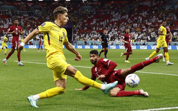 Mohammed Waad (abajo) de Catar disputa un balón con Jeremy Sarmiento de Ecuador hoy, en un partido de la fase de grupos del Mundial de Fútbol 2022 entre Catar y Ecuador en el estadio Al Bait en Al Khor (Catar). EFE Rodrigo Jiménez