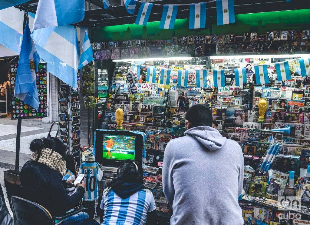 Argentinos ven partido de Mundial de fútbol Foto: Kaloian