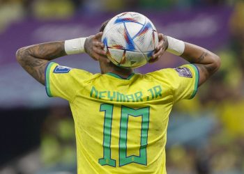 Neymar de Brasil prepara un saque hoy, en un partido de la fase de grupos del Mundial de Fútbol Qatar 2022 entre Brasil y Serbia en el estadio Lusail en Lusail (Catar). EFE Juan Ignacio Roncoroni