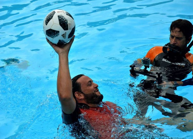 Jhoen Lefont, multirrecordista mundial de dominio del balón en el agua. Foto: Ricardo López Hevia / Archivo.