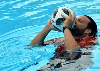 Jhoen Lefont, multirrecordista mundial de dominio del balón en el agua. Foto: Ricardo López Hevia / Archivo.