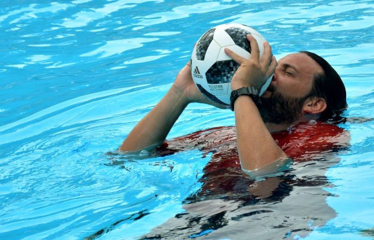 Jhoen Lefont, multirrecordista mundial de dominio del balón en el agua. Foto: Ricardo López Hevia / Archivo.