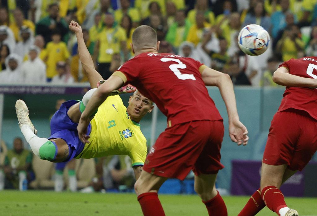 Richarlison (i) de Brasil anota un gol en partido entre Brasil y Serbia en el estadio Lusail en Lusail, 24 de noviembre. Foto EFEJuanjo Martín.