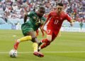 Rubén Vargas (D) de Suiza en acción contra Collins Fai de Camerún durante el tope entre ambos países en el Al Janoub Stadium en Al Wakrah, Qatar, 24 de noviembre 2022 Foto EFE EPA Rolex de la Peña.