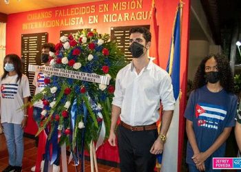 En el acto se rindió homenaje a 77 héroes cubanos con presentación cultural, música trova y testimonial cubana y nicaragüense. Foto: Jeffrey Poveda/El 19.