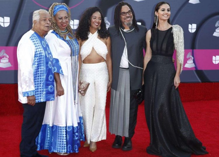 Las Vegas (United States), 17112022.- Eme Alfonso (C) X Alfonso (2-R) and members of the band Sintesis, arrive on the red carpet prior to the 23rd Annual Latin Grammy Awards at the Michelob Ultra Arena at Mandalay Bay in Las Vegas, Nevada, USA, 17 November 2022. The Latin Grammys recognize artistic andor technical achievement, not sales figures or chart positions, and the winners are determined by the votes of their peers - the qualified voting members of the Latin Recording Academy. (Estados Unidos) EFEEPACAROLINE BREHMAN