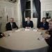 El presidente francés Emmanuel Macron con el presidente argentino Alberto Fernández y el presidente de Colombia Gustavo Petro en el Foro de la Paz. Francia alberga a líderes de múltiples países para debatir sobre la paz mundial y qué hacer sobre Ucrania. Foto/Christophe Ena, Pool, vía AP.