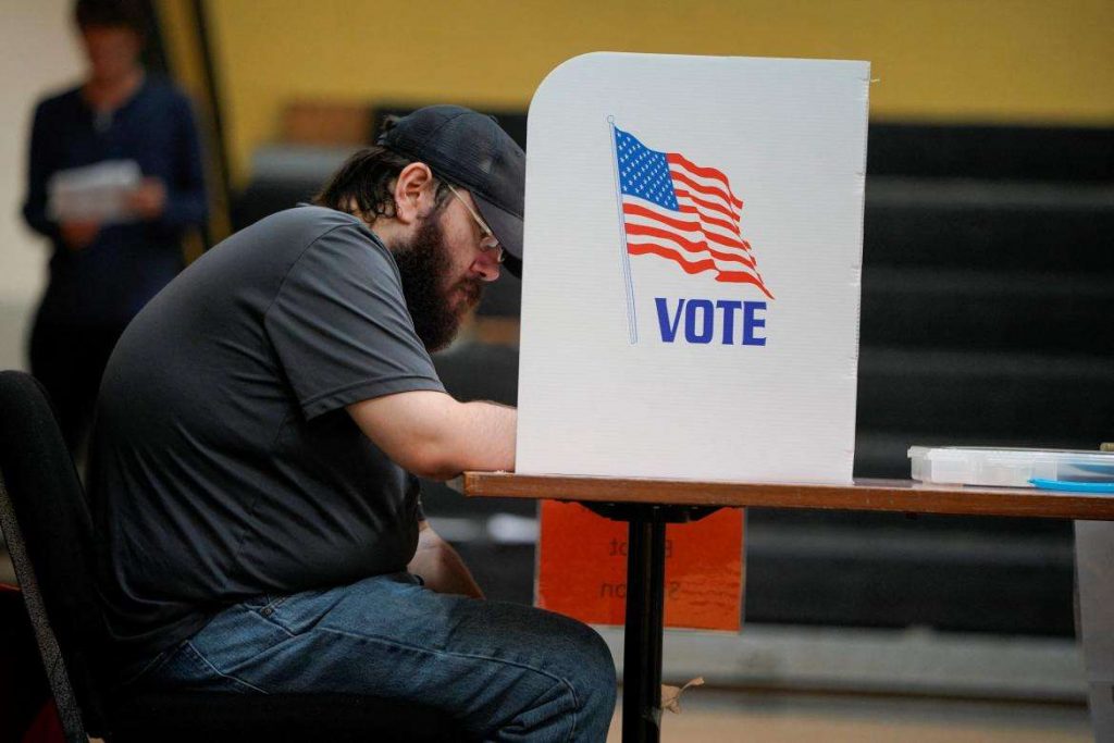 Imagen de archivo de un votante en las elecciones intermedias en EE.UU. en 2022. Foto: Canal 26 / Archivo.