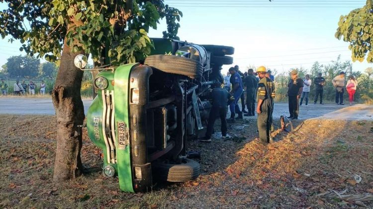Un camión de pasajeros se volcó en Bayamo y dejó un saldo de 22 lesionados, dos de ellos graves. Foto: Tomada de CNC TV Granma.