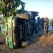 Un camión de pasajeros se volcó en Bayamo y dejó un saldo de 22 lesionados, dos de ellos graves. Foto: Tomada de CNC TV Granma.