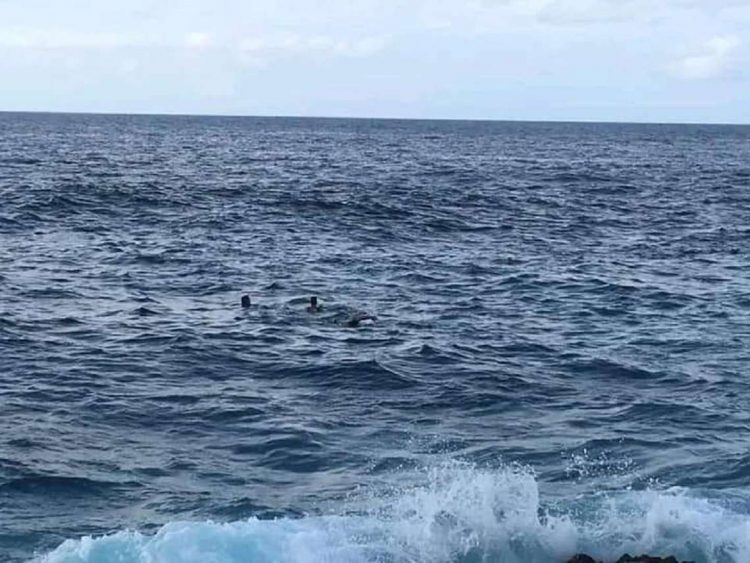 Uno de los hechos ocurrió en el Malecón de La Habana, donde un menor, del cual no se han dado detalles, perdió la vida tras ser arrastrado por la fuerza del oleaje. Foto: Canal Caribe.