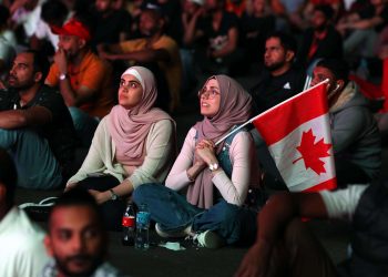 Aficionadas mirando el partido entre Croacia y Canadá en el Fan Festival de Doha, Qatar, 27 de noviembre 2022. Foto: EFE/EPA/Moahammed Messara.