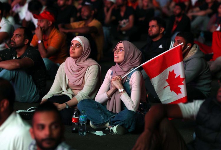 Aficionadas mirando el partido entre Croacia y Canadá en el Fan Festival de Doha, Qatar, 27 de noviembre 2022. Foto: EFE/EPA/Moahammed Messara.