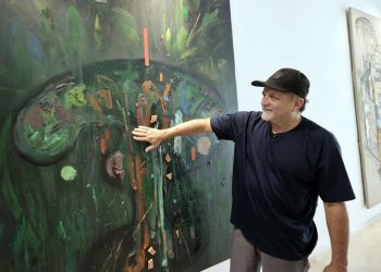 El artista cubanoamericano Guillermo Portieles posa junto a una de sus obras, el 18 de noviembre de 2022, en La Habana. Foto: Ernesto Mastrascusa/Efe.