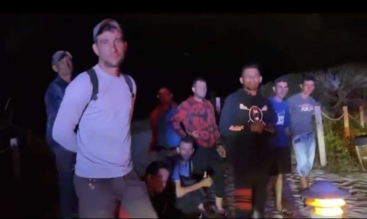 Una parte de los 12 balseros que llegaron a Miami Beach el jueves por la noche. Imagen: captura de pantalla de TV.