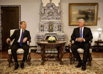 Díaz-Canel reunido con el vicepresidente del Consejo de Seguridad de la Federación de Rusia, Dimitri Medvedev (i). Foto: Alejandro Azcuy/Presidencia De Cuba/Efe.