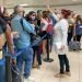 Personal médico toma la temperatura en una fila de aeropuerto, en diciembre de 2021. Foto: Kaloian.